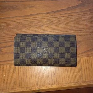 louis vuitton wallet.